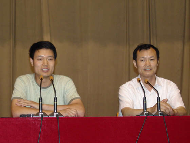 2009年，王庆根（左一）回母校讲学
